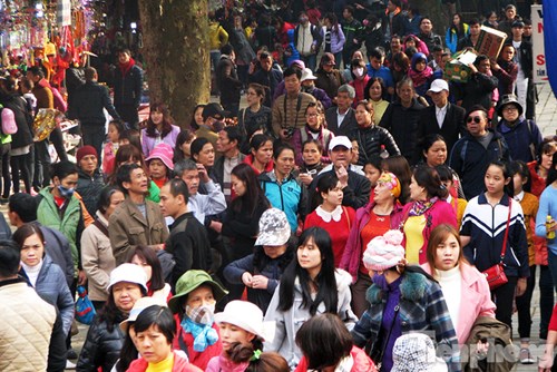 
Mùng 3 Tết Âm lịch, nhiều du khách nô nức đổ về chùa Hương trẩy hội. Dòng người chen chân tại các lối đi lên chùa.
