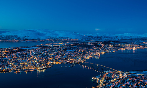 
Tromso nhìn từ trên cao, ngày tối nhất trong năm thường rơi vào khoảng từ ngày 21 đến 23-12.

