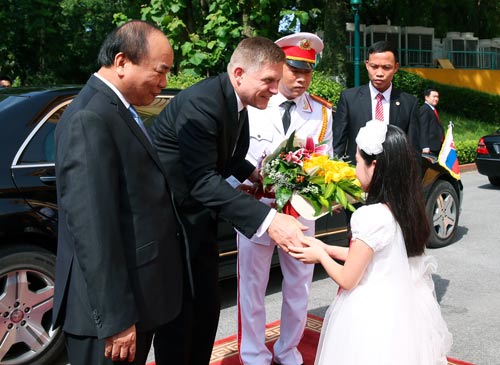 
Thiếu nhi thủ đô tặng hoa Thủ tướng Slovakia Robert Fico tại lễ đón của Thủ tướng Nguyễn Xuân Phúc. Ảnh: TTXVN
