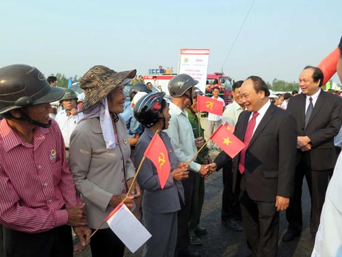 Thủ tướng Chính phủ Nguyễn Xuân Phúc thăm hỏi người dân trong vùng dự án Khu Nghỉ dưỡng Nam Hội An Ảnh: TTXVN