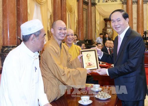 
Chủ tịch nước Trần Đại Quang cùng đại biểu của các tổ chức tôn giáo Ảnh: TTXVN
