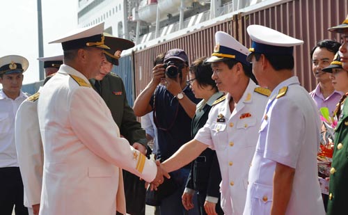 Đại diện Hải quân Việt Nam tặng hoa cho Hải quân Nga tại lễ đón tàu khu trục Bystry ngày 6-1