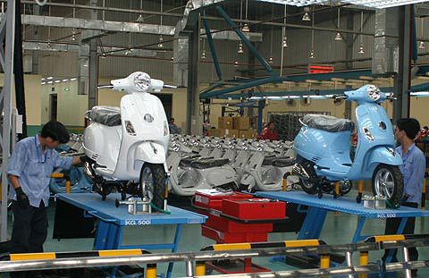 
Các đại gia ngành xe cũng nhanh chóng đẩy mạnh sản xuất xe tay ga và xuất khẩu.
