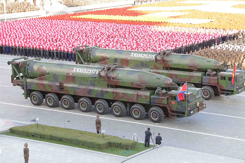 Tên lửa đạn đạo KN-08 xuất hiện trong cuộc duyệt binh ngày sinh Chủ tịch Kim Nhật Thành vào tháng 4-2015. YONHAP