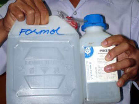 
Formol là chất cấm không được sử dụng trong chế biến thực phẩm dù với bất cứ liều lượng nào.
