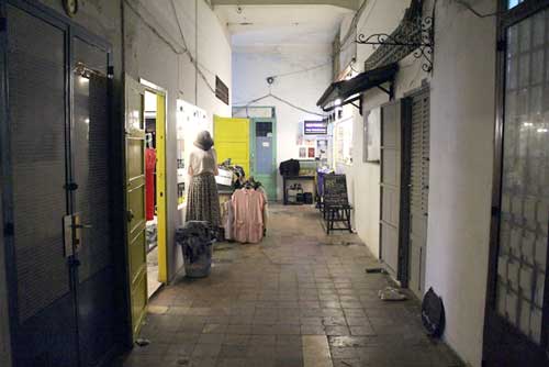 
Những cửa hàng quần áo bên trong chung cư Tôn Thất Đạm.
