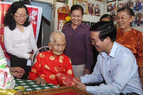 Ông Võ Văn Thưởng thăm và chúc Tết Mẹ Việt Nam Anh hùng Nguyễn Thị Ghi Ảnh: Hoàng Triều