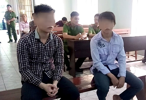 Hai bị cáo Ôn Thành Tân và Nguyễn Hoàng Tuấn (khi phạm tội đều chưa thành niên) trong vụ án cướp bánh mì tại phiên toà sơ thẩm