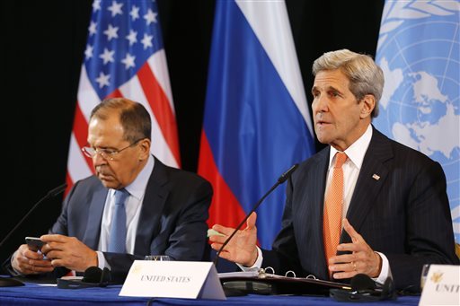 Ngoại trưởng Mỹ John Kerry (phải) và Ngoại trưởng Nga Sergey Lavrov tham dự một cuộc họp báo tại TP Munich - Đức về tình hình Syria hôm 12-2. Ảnh: AP