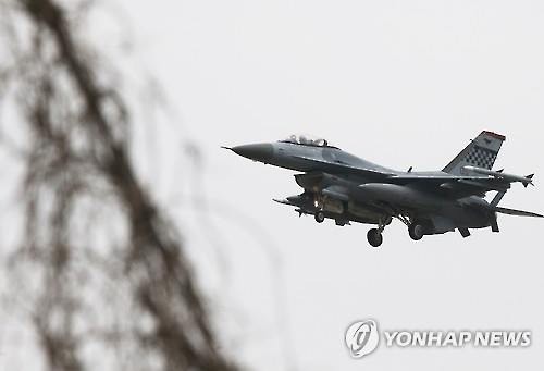 Một máy bay chiến đấu F-16 trở về căn cứ không quân Osan - Hàn Quốc ngày 7-3. Ảnh: Yonhap