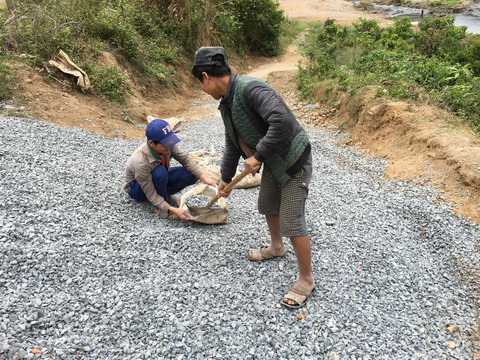 
Toàn bộ trai tráng trong thôn cùng nhau làm cầu. Người thì xúc đá...
