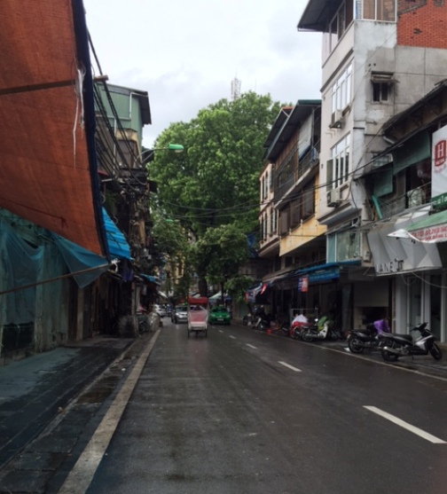 
Phố Lương Văn Can hàng ngày bày bán đồ chơi trẻ em tràn ngập vỉa hè. Hôm nay mưa bão, vỉa hè trở nên rộng rãi và trơ ra những giá đỡ thường ngày vẫn treo đồ chơi
