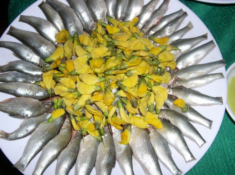 
Cá linh được chế biến thành nhiều món ăn thơm ngon ở vùng sông nước miền tây (Ảnh: Lê Hoàng Vũ).

