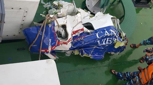 Các mảnh vỡ máy bay CASA-212 được tìm thấy ngày 17-6. Ảnh: Bộ Quốc phòng