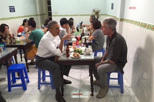 Ông Obama ngồi cùng đầu bếp nổi tiếng Anthony Bourdain - ẢNH TỪ TRANG INSTAGRAM CỦA ANTHONY BOURDAIN