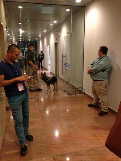 
Chó nghiệp vụ được sử dụng để kiểm tra nghiêm ngặt an ninh trong khách sạn JW Marriott (đường Đỗ Đức Dục, Hà Nội) - nơi Tổng thống Mỹ Obama ở trong chuyến thăm Việt Nam (Ảnh: Triệu Quang)
