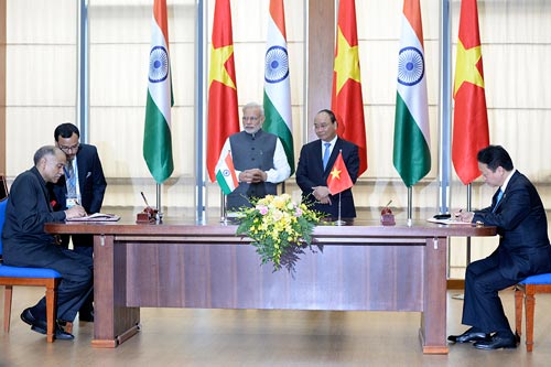 Thủ tướng Nguyễn Xuân Phúc và Thủ tướng Narendra Modi chứng kiến lễ ký kết các văn kiện hợp tác