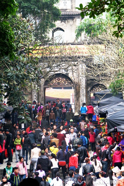 
Theo BTC, tính đến chiều ngày 10/2 (mồng 3 Tết) có khoảng 39.000 lượt du khách về vãn cảnh chùa Hương.
