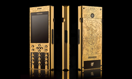 
Điện thoại dát vàng được sản xuất nhân dịp Tết Bính Thân có giá khoảng 123 triệu đồng.
