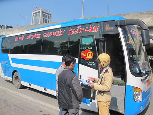 Những người vi phạm giao thông ở tỉnh, thành khác sắp tới có thể nộp phạt và nhận lại giấy tờ qua bưu điện. Trong ảnh: CSGT Công an TP Hà Nội kiểm tra xe khách của tỉnh Nam Định có dấu hiệu vi phạm luật giao thông