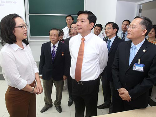 Bí thư Thành ủy TP HCM Đinh La Thăng (giữa) trao đổi cùng lãnh đạo Học viện Cán bộ TP Ảnh: HOÀNG TRIỀU