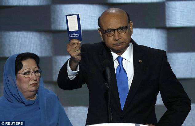 
Ông Khizr Khan và bà Ghazala Khan. Ảnh: REUTERS
