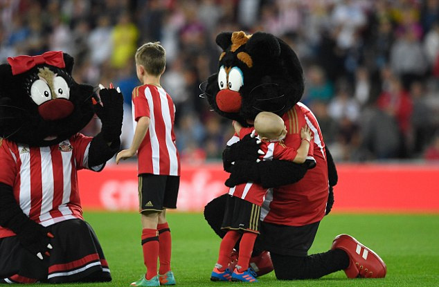 Bradley Lowery bắt tay cầu thủ Everton trước trận