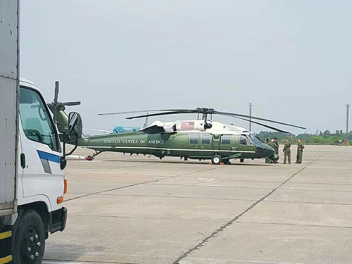 
Trực thăng Marine One đã được lắp cánh và sẵn sàng phục vụ cho Tổng thống Barack Obama trong chuyến thăm Việt Nam
