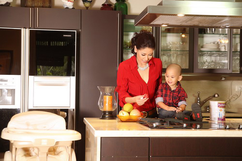 
Phòng bếp hiện đại với gam màu trắng - nâu, được trang bị đầy đủ tiện nghi. Hà Kiều Anh cho biết cô thường xuyên vào bếp để nấu ăn cho gia đình và làm nước ép trái cây cho cậu con trai nhỏ là bé Kamen.
