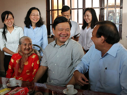 Bí thư Thành ủy TP HCM Đinh La Thăng thăm mẹ Việt Nam anh hùng ở huyện Củ Chi, TP HCM hôm 18-2Ảnh: BẠCH ĐẰNG