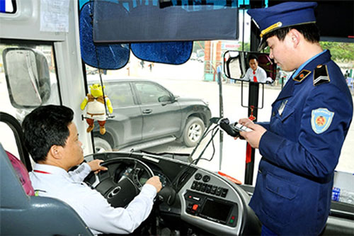 Thanh tra Giao thông tỉnh Quảng Ninh kiểm tra thiết bị giám sát hành trình trên xe khách Ảnh: TIẾN MẠNH