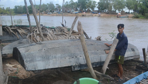 Lũ không về, xuồng đánh cá của nhiều người dân ĐBSCL nằm phơi trên bờ Ảnh: THỐT NỐT