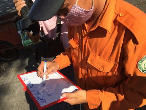 
Người dọn dẹp vệ sinh viết thông điệp kêu gọi cộng đồng chung tay vì thành phố sạch đẹp - Ảnh: Hồng Việt
