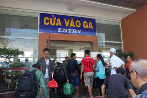 
Hành khách vào ra ga Biên Hòa tấp nập trong ngày 21-3 Ảnh: Xuân Hoàng
