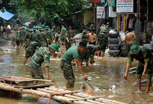 Người dân và bộ đội khắc phục hậu quả sau lũ tại TP Yên Bái, tỉnh Yên Bái Ảnh: Đức Toàn