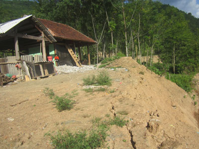Nhiều hộ dân ở các huyện miền núi tỉnh Nghệ An đang phải sống chung với hiểm họa sạt lở đất, lũ cuốn