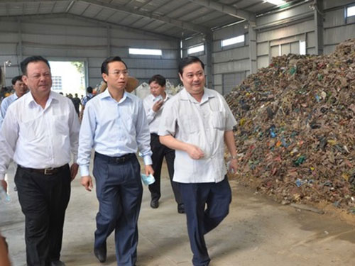Bí thư Thành ủy Đà Nẵng Nguyễn Xuân Anh (giữa) kiểm tra các điểm gây ô nhiễm ở bãi rác Khánh Sơn Ảnh: HOÀNG DŨNG