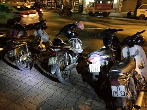 4 chiếc xe máy của nhóm thanh niên đi đòi nợ thuê