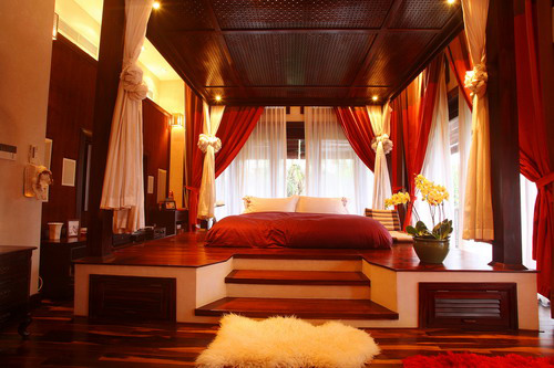 
Phòng ngủ của vợ chồng Hà Kiều Anh khiến người ta liên tưởng tới phòng ngủ của vua chúa thời xưa. Gam màu đỏ rực rỡ khơi gợi bầu khí ngập tràn hạnh phúc.
