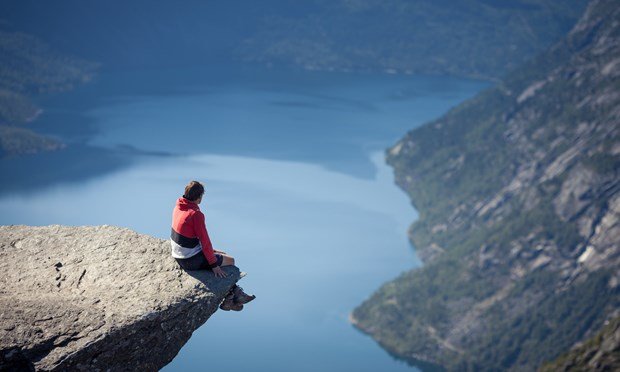 Nhiều du khách đến Trolltunga chỉ để check-in tự sướng mỏm đá lên mạng xã hội - Ảnh: shutterstock