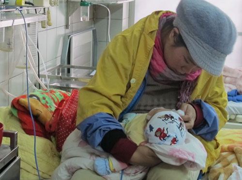 Trời rét đậm, rét hại ở phía Bắc khiến trẻ em nhập viện gia tăng Ảnh: Ngọc Dung
