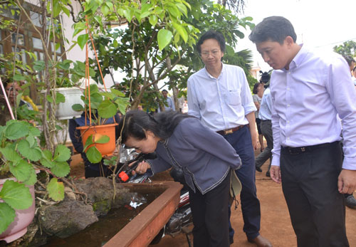 Bộ trưởng Bộ Y tế Nguyễn Thị Kim Tiến kiểm tra lăng quăng trong các bể cảnh tại tỉnh Đắk Lắk, ngày 8-8 Ảnh: CAO NGUYÊN