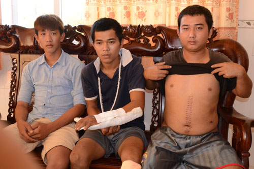 Từ trái sang: Em Nhí và 2 nạn nhân Chiến, Phát trình bày vụ việc với phóng viên Báo Người Lao Động