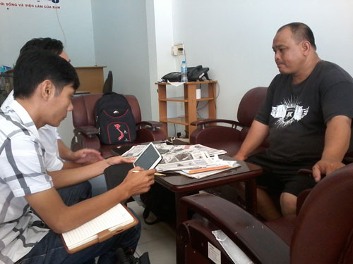 Ông Nguyễn Văn Lành trình bày vụ việc với phóng viên Ảnh: CÔNG TUẤN