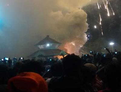 Cháy lớn tại ngôi đền ở Ấn Độ. Ảnh: Twitter