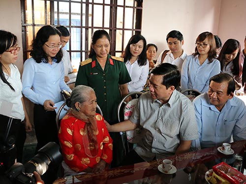 Ông Đinh La Thăng (giữa, hàng ngồi) thăm nhà mẹ Việt Nam anh hùng Nguyễn Thị Em