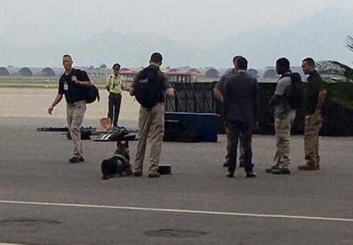 
Một chú cảnh khuyển cùng lực lượng an ninh Việt Nam và mật vụ Mỹ túc trực tại cổng VIP của sân bay Nội Bài chờ chuyên cơ Air Force One của Tổng thống Mỹ Obama (Ảnh: Triệu Quang)
