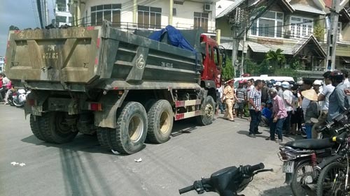 Hiện trường vụ tai nạn khiến vợ chồng ông Phan Tiến Dũng tử vong vì tài xế xe ben phóng nhanh, vượt ẩu