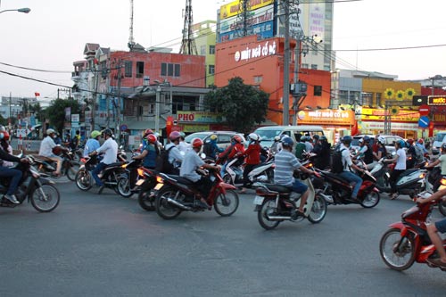 Các phương tiện lưu thông hỗn loạn tại ngã tư Thủ Đức, quận Thủ Đức