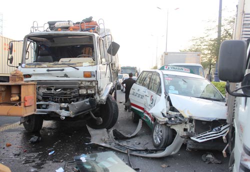 
Hiện trường vụ tai nạn liên hoàn giữa 8 ô tô trên xa lộ Hà Nội (phường Phước Long A, quận 9, TP HCM) ngày 3-12-2015

